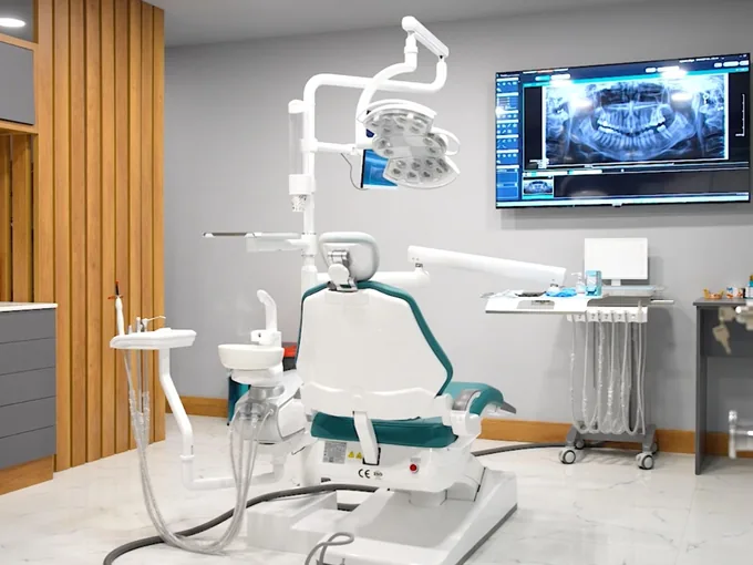 Salle de soins de la clinique de Kuşadası, radio panoramique à l'écran